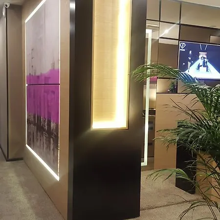 Dominic Smart & Luxury Suites - Republic Square 4*