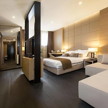 Dominic Smart & Luxury Suites - Republic Square 4*