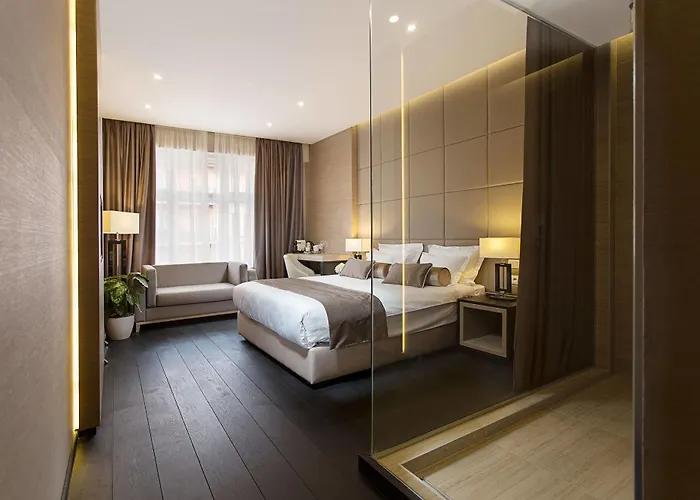 Dominic Smart & Luxury Suites - Republic Square 4*