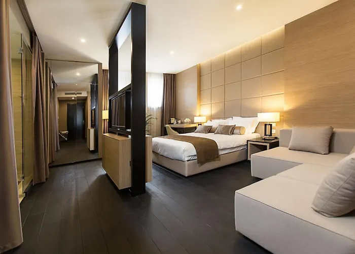 Dominic Smart & Luxury - Republic Square 4*