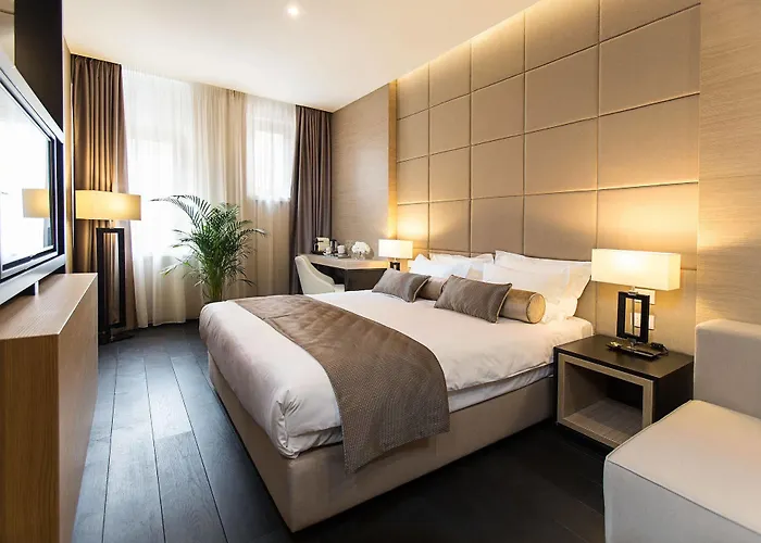 Dominic Smart & Luxury - Republic Square